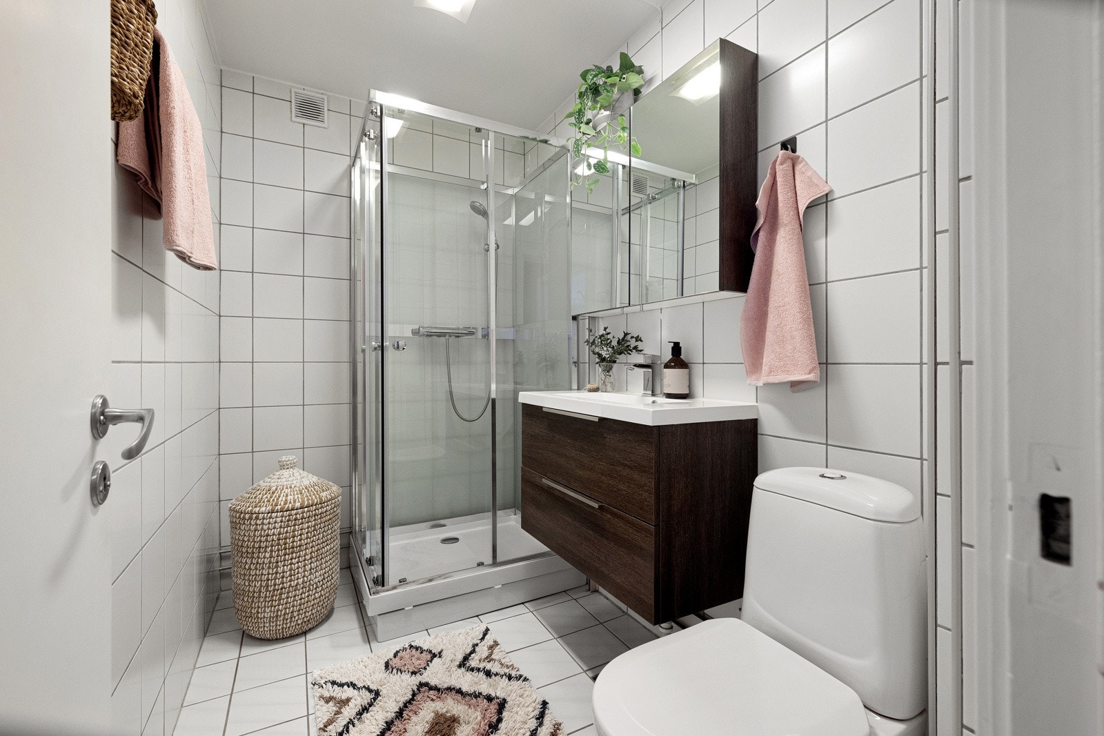 Badet er romslig, med flislagte overflater og elektrisk varme i gulv. Galleribilde