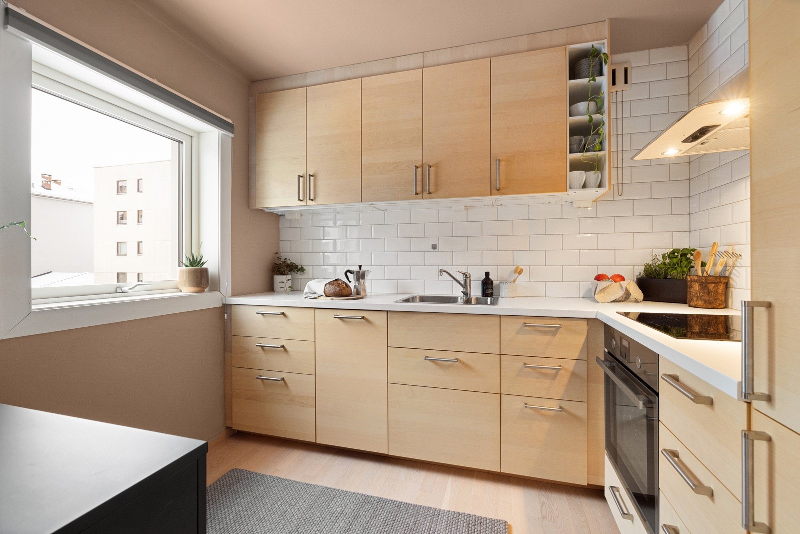 Kjøkkenet har innredning fra 2016, og frontene er utført i slett tre-look. Galleribilde