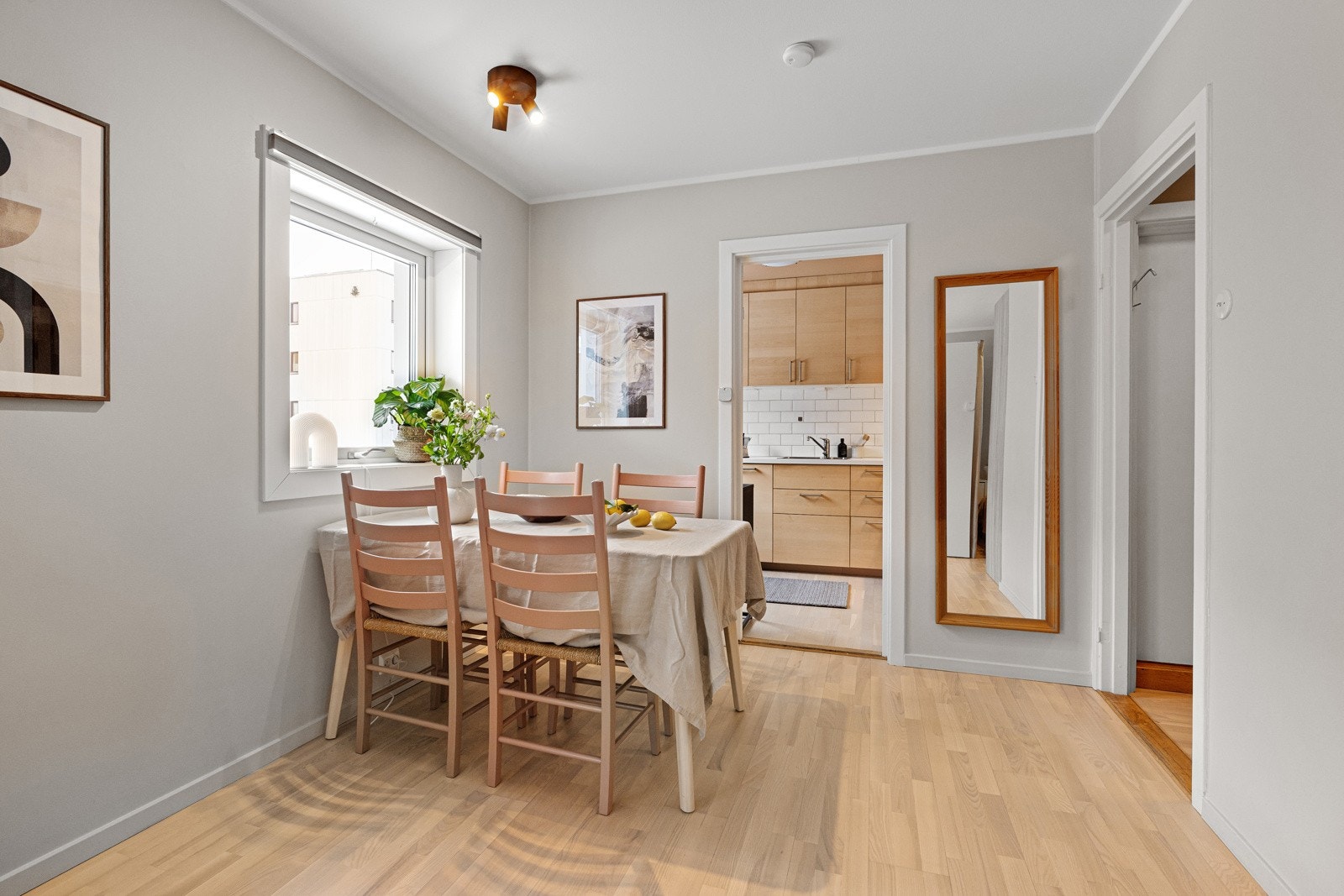 Tips: Om du skal ha alle hjem til deg på 17.-maifrokost, kan du snu bordet og få plass til ordentlig langbord. Galleribilde
