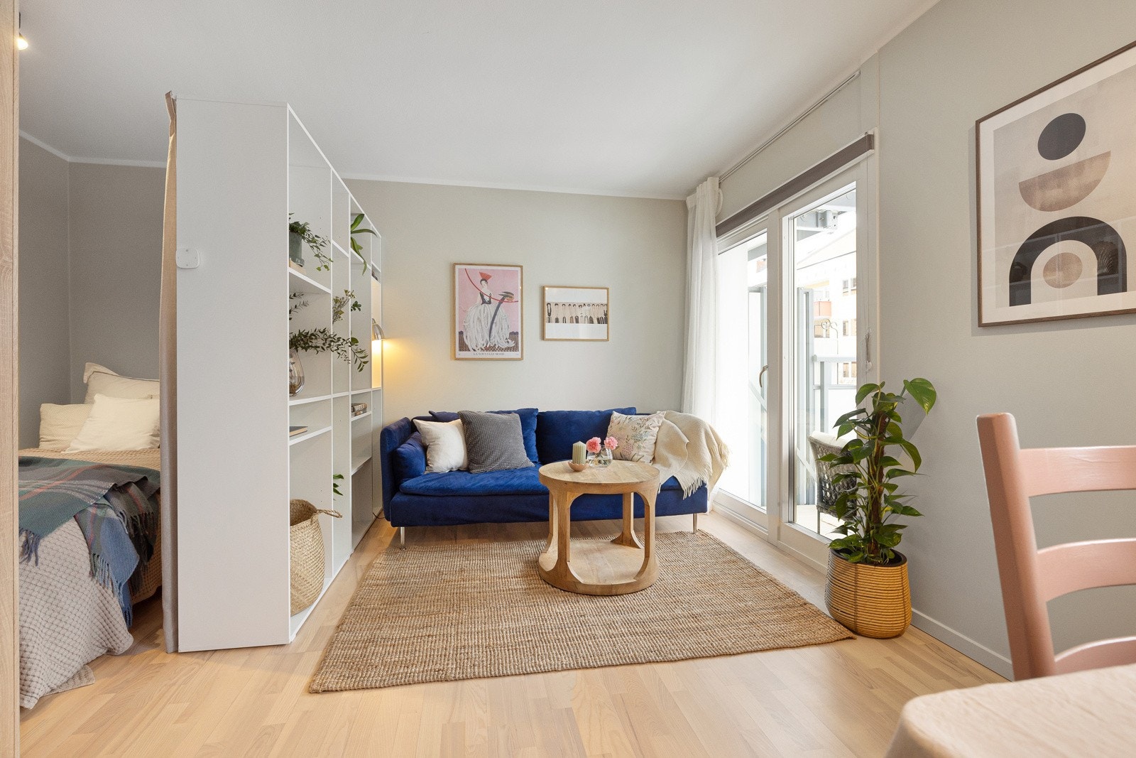 Bokhylla/reolen skaper et fint skille mellom stue og alkove. Legg merke til lysinnslippet; balkongdør og vindu har høye og brede glassfelt. Galleribilde