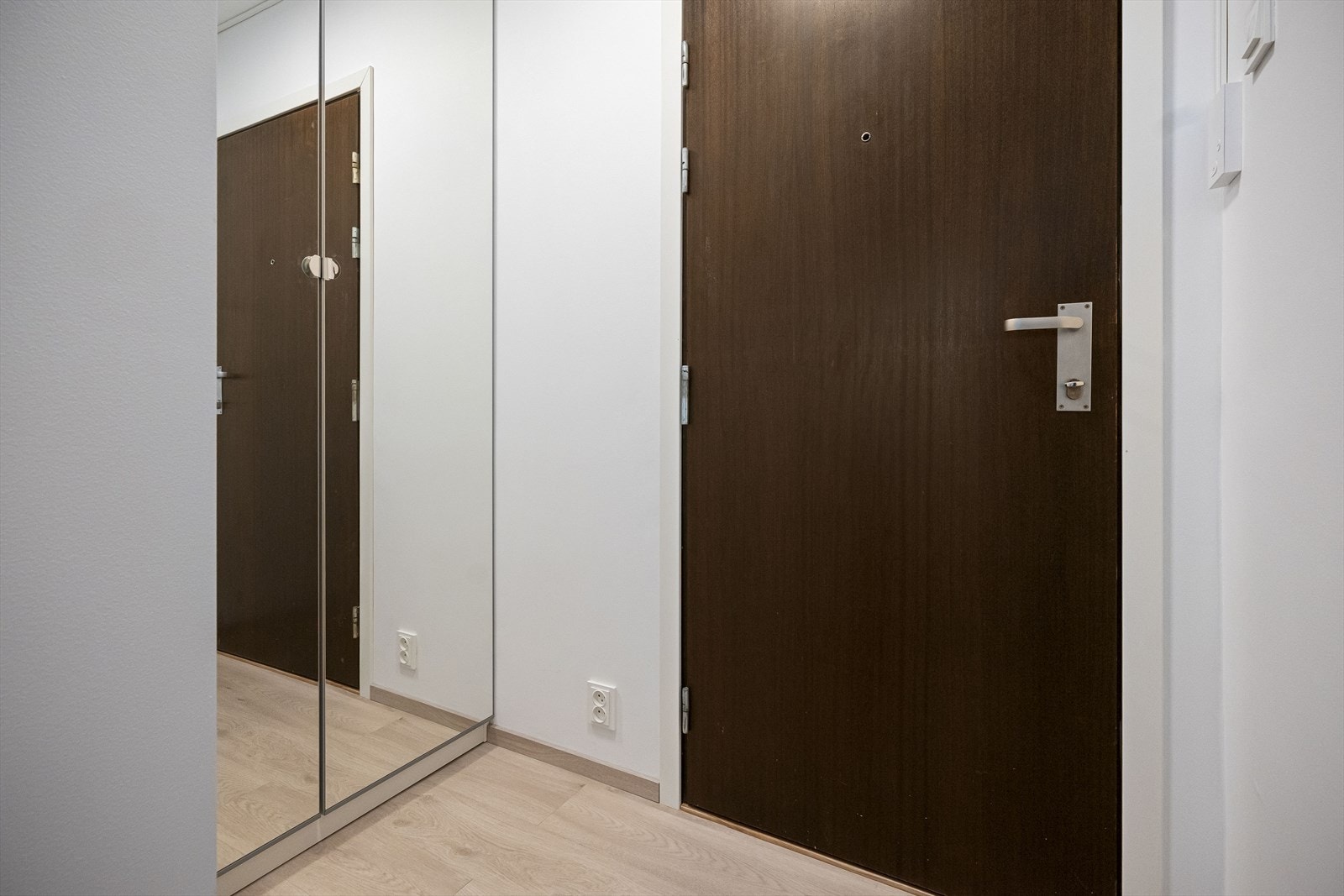 Inngangsparti speilgarderobe Galleribilde