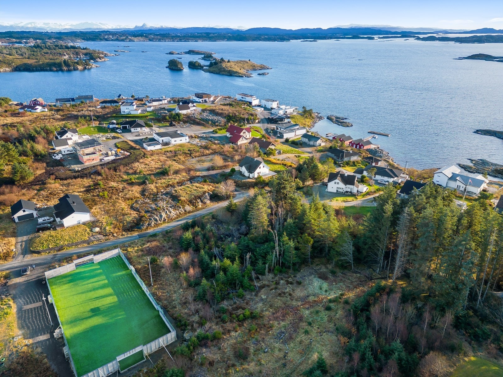 Aktiv Eiendomsmegling v/Oliver Faraji har gleden av å presentere boligtomt i veletablert boligområde på Haugavikneset, med attraktiv og idyllisk beliggenhet på Bakkasund! Galleribilde