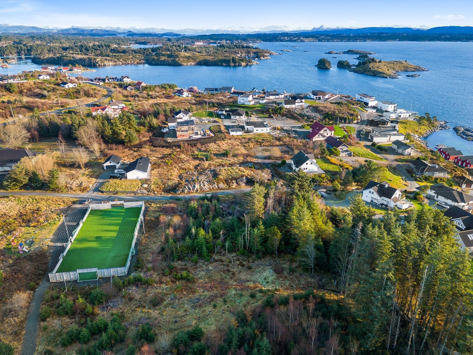 Tomtene ligger i naturskjønne omgivelser på Bakkasund, og det er det perfekte valget for deg som ønsker å bo i nærheten til det meste av det du trenger i hverdagen Galleribilde