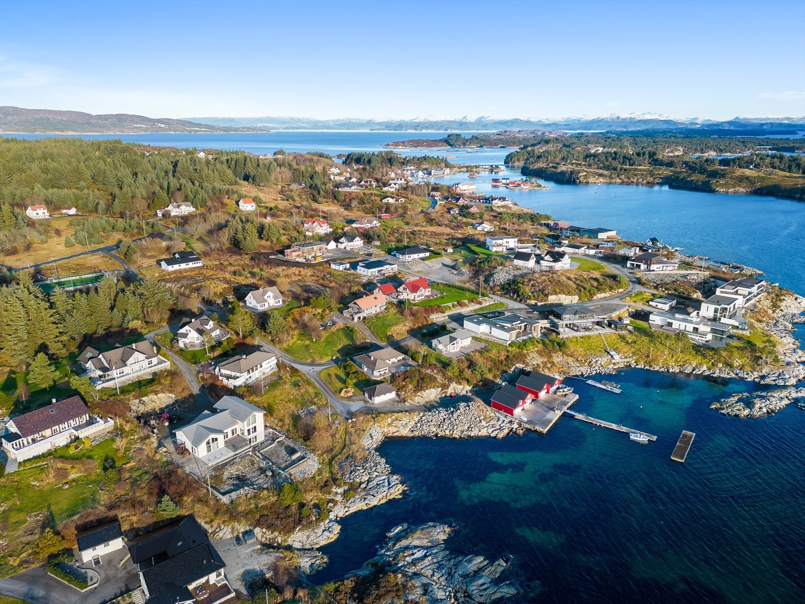 Du får det beste av begge verdener - roen og skjønnheten av naturen samtidig som du har alle nødvendige fasilisteter i nærheten
. Galleribilde