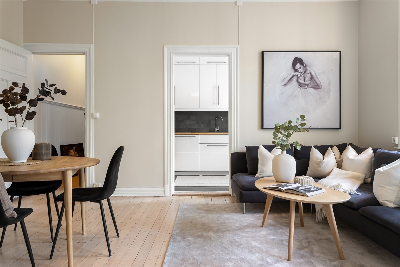 Det er flere møbleringsmuligheter i stuen med god plass til sofaseksjon samt spisegruppe Galleribilde