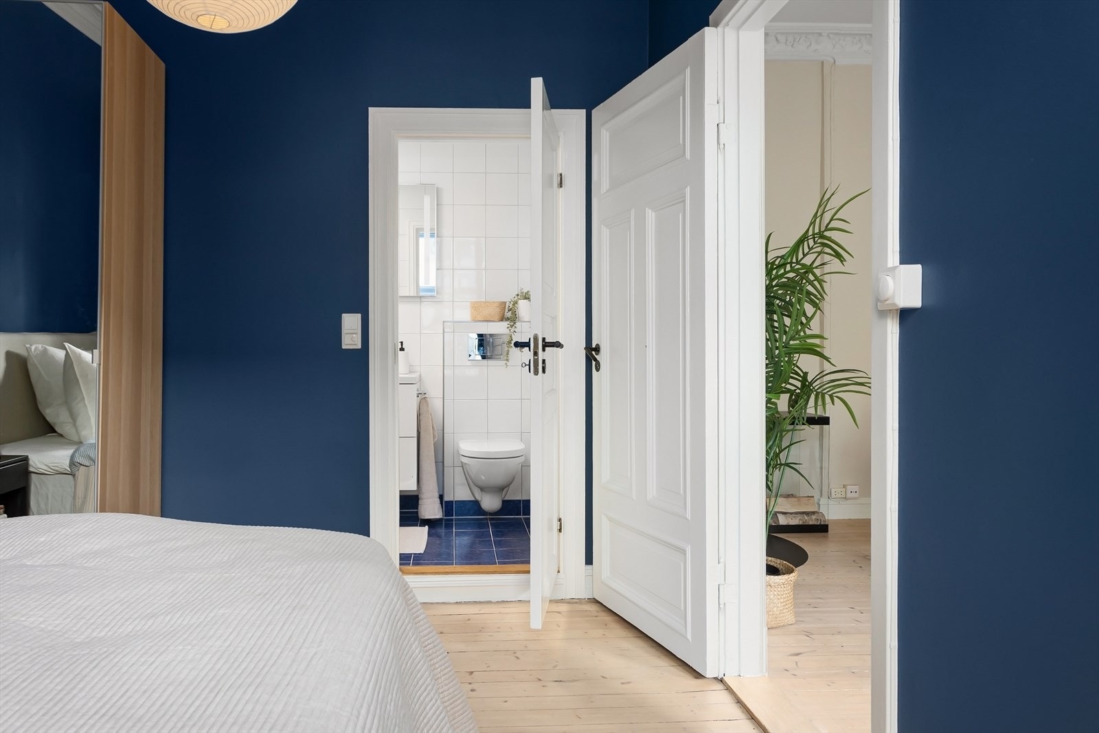 Baderommet er plassert i tilknytning til soverommet Galleribilde