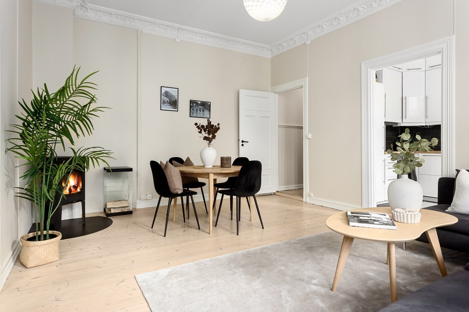 Stuen fremstår lys og romslig og har slipte tregulv Galleribilde