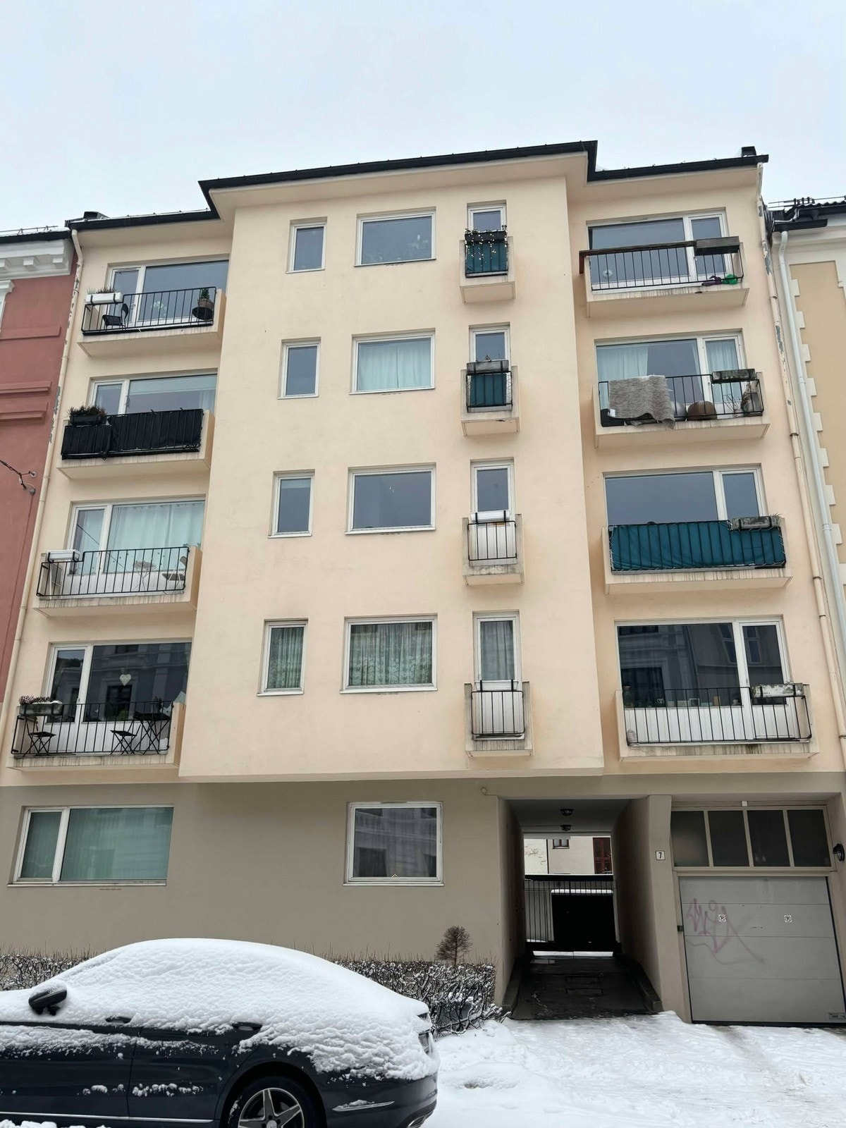Fasade. Boligen ligger i byggets 4. etasje med balkong. Galleribilde
