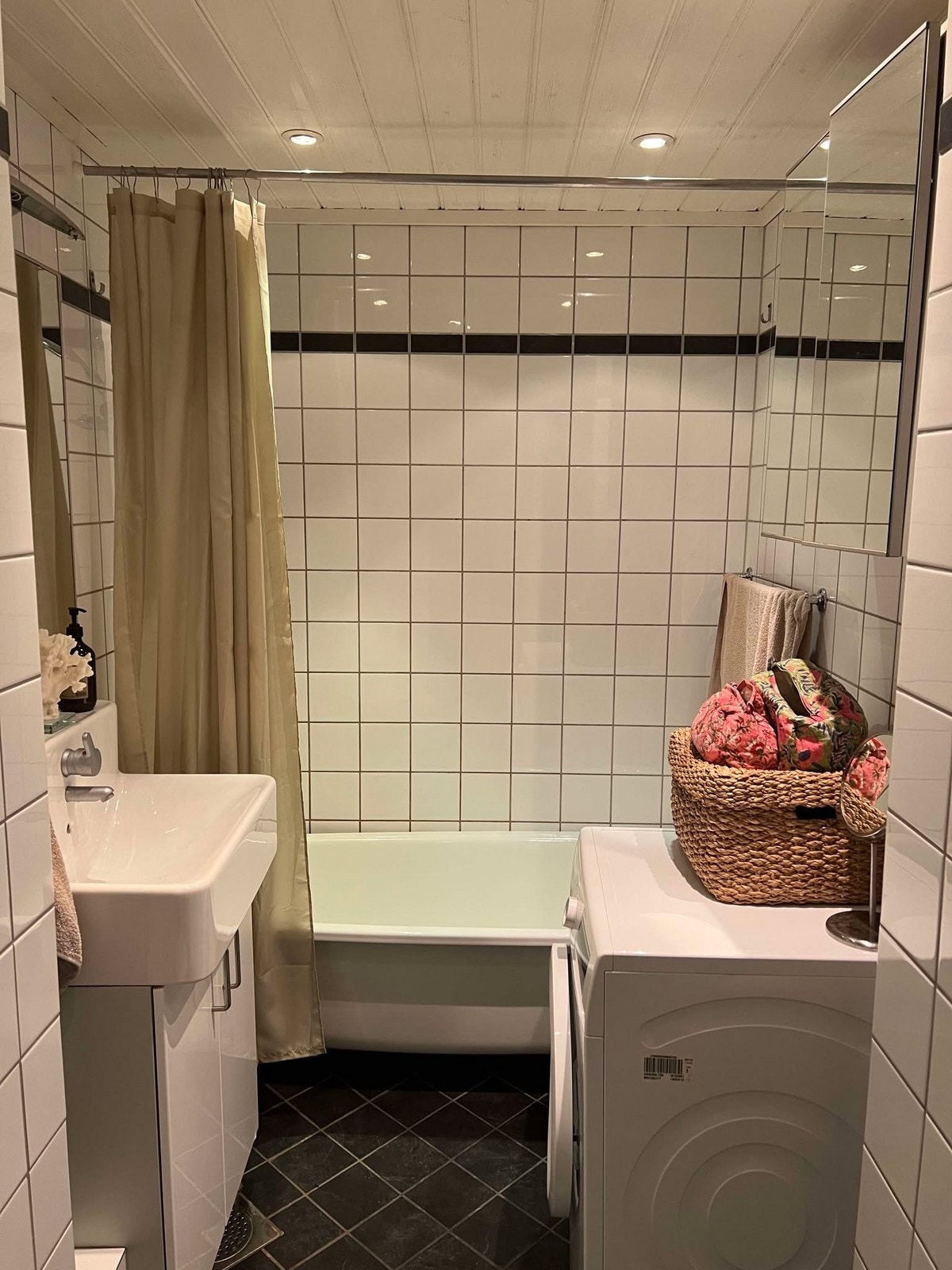 Flislagt bad med badekar. Galleribilde