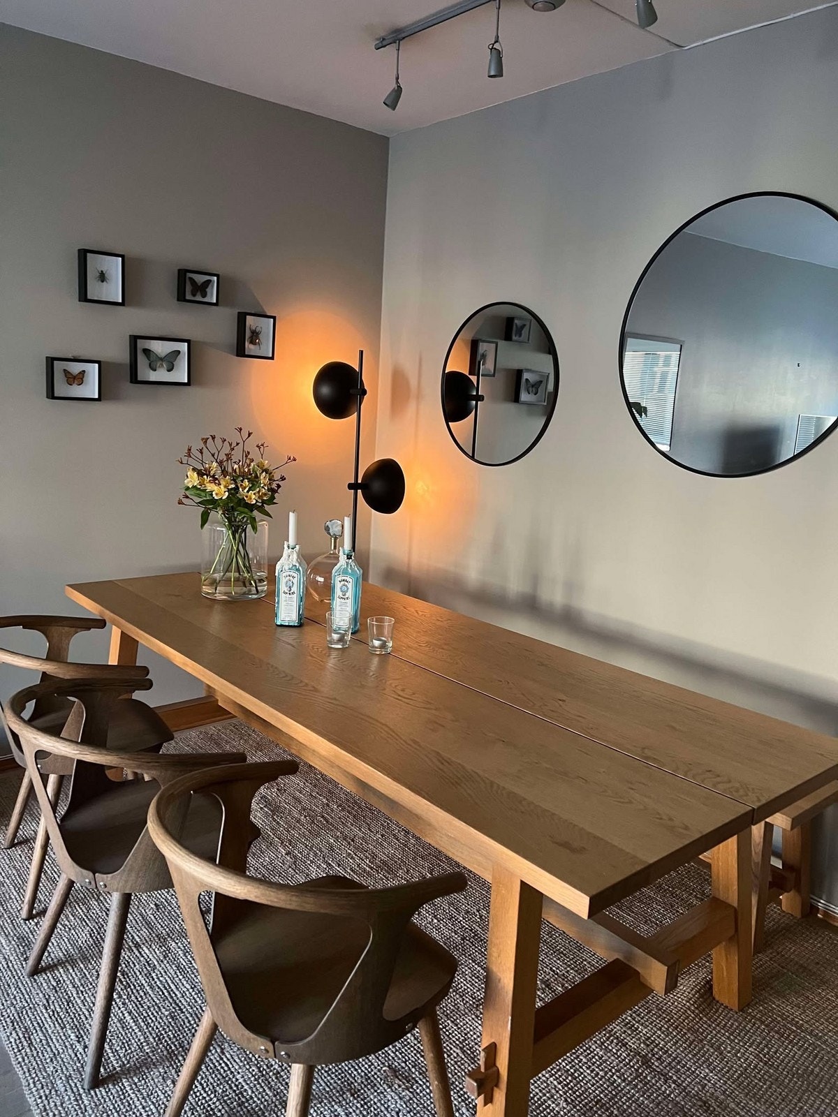 Det er god plass til spisegruppe i stuen. Galleribilde