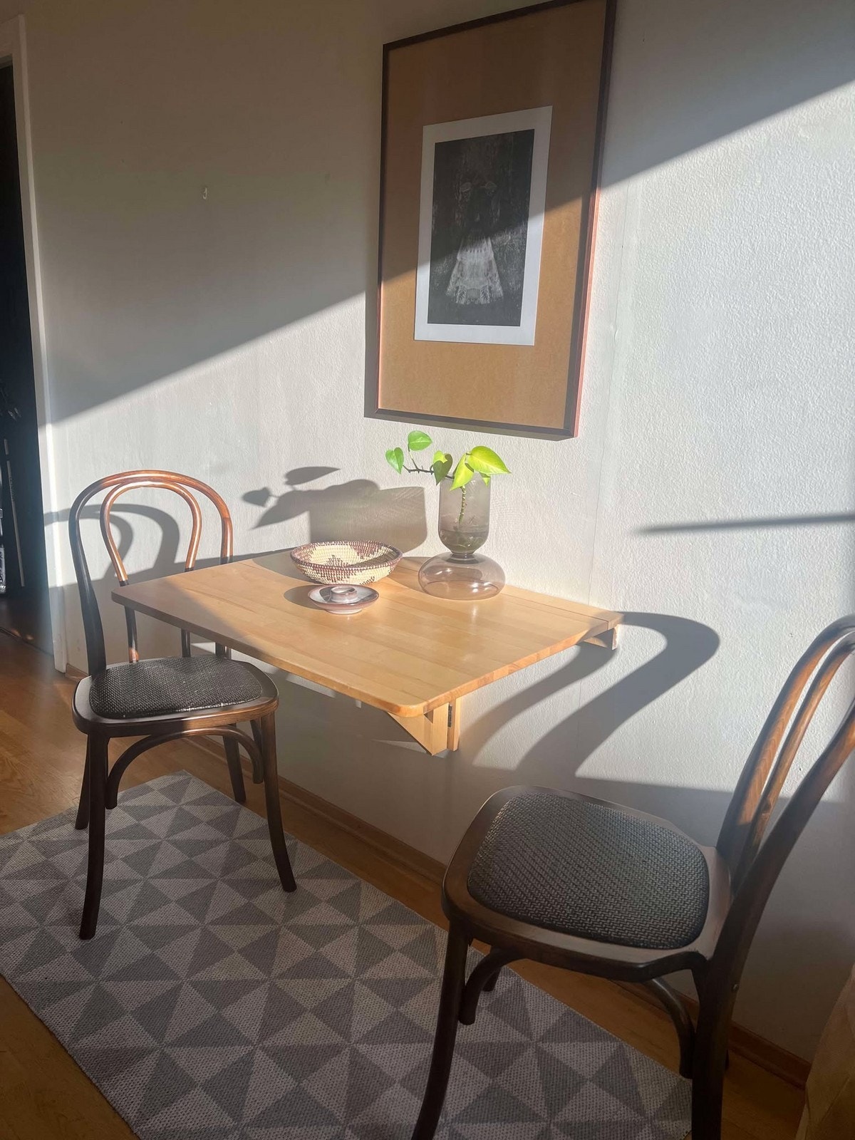 Det er plass til liten spisegruppe på kjøkken. Galleribilde