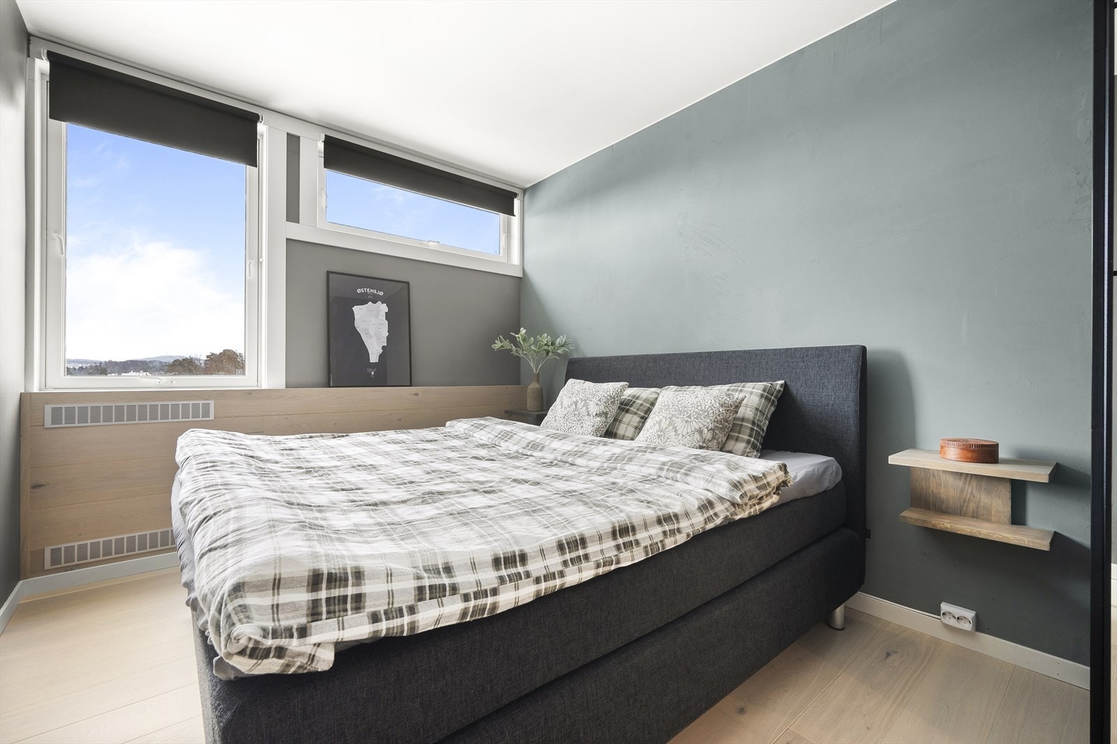 Stort, innbydende hovedsoverom med god plass til dobbeltseng, nattbord på hver side og garderobeskap. Galleribilde