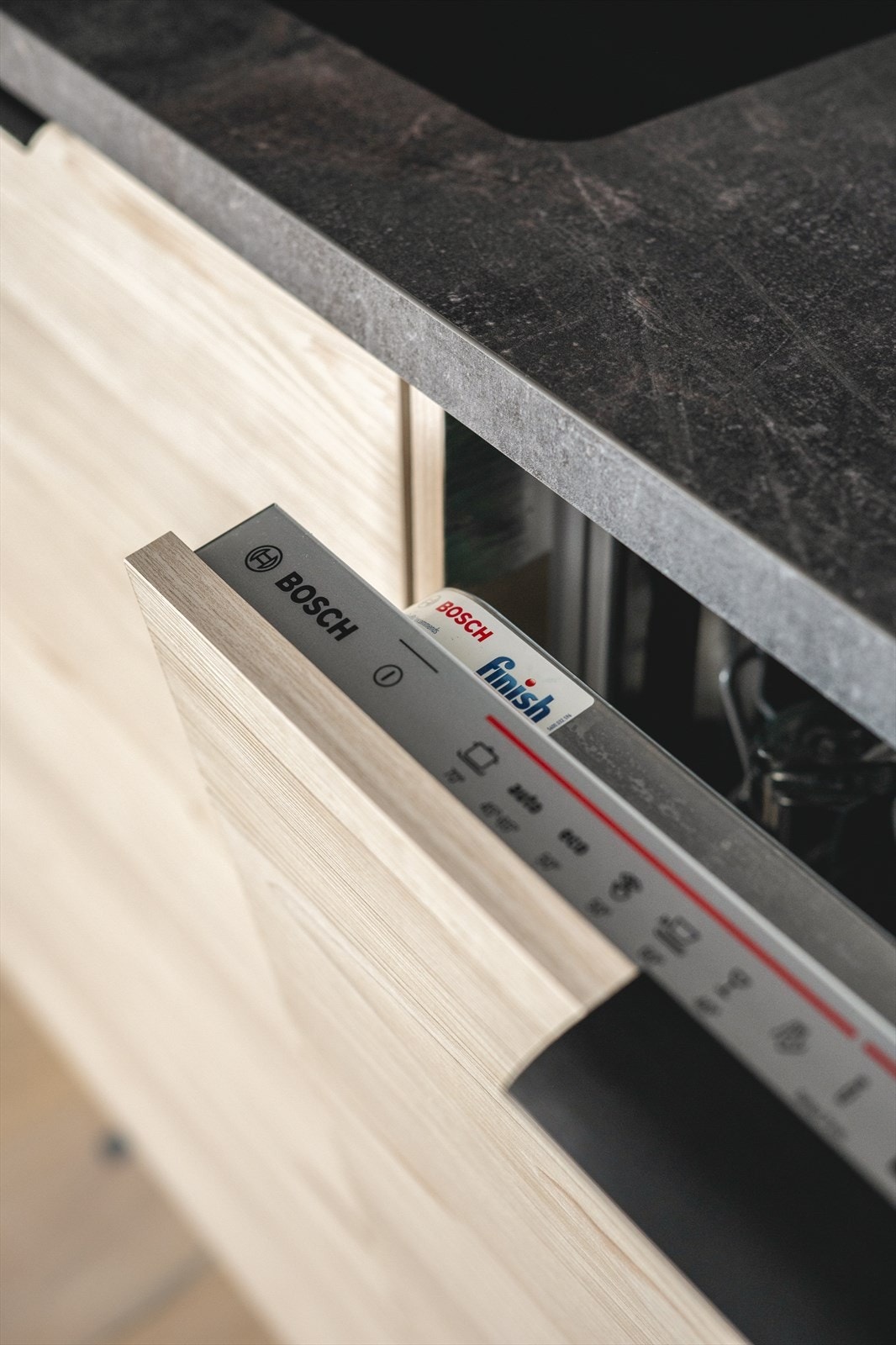 Kjøkkenet har integrerte hvitevarer av god kvalitet og består av platetopp, stekeovn, oppvaskmaskin og kjøleskap. Galleribilde