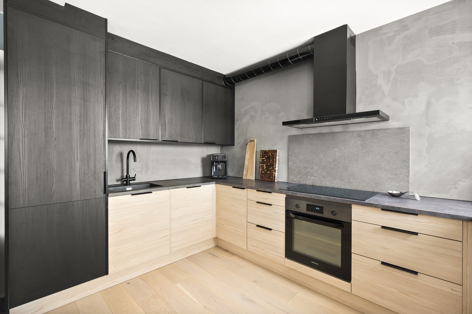 Stilig innredning med glatte fronter og laminat benkeplate med nedfelt vask. Galleribilde