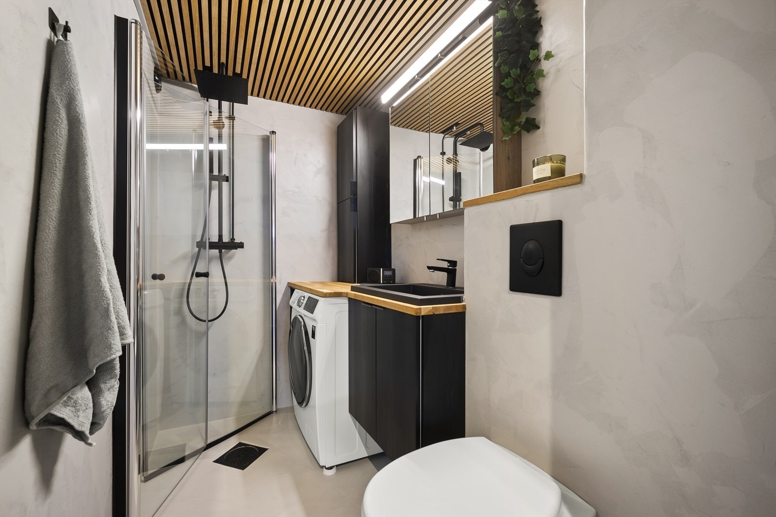 Det er moderne mikrosement på gulv og vegger, elektrisk gulvvarme og stilig himling med spiler. Galleribilde