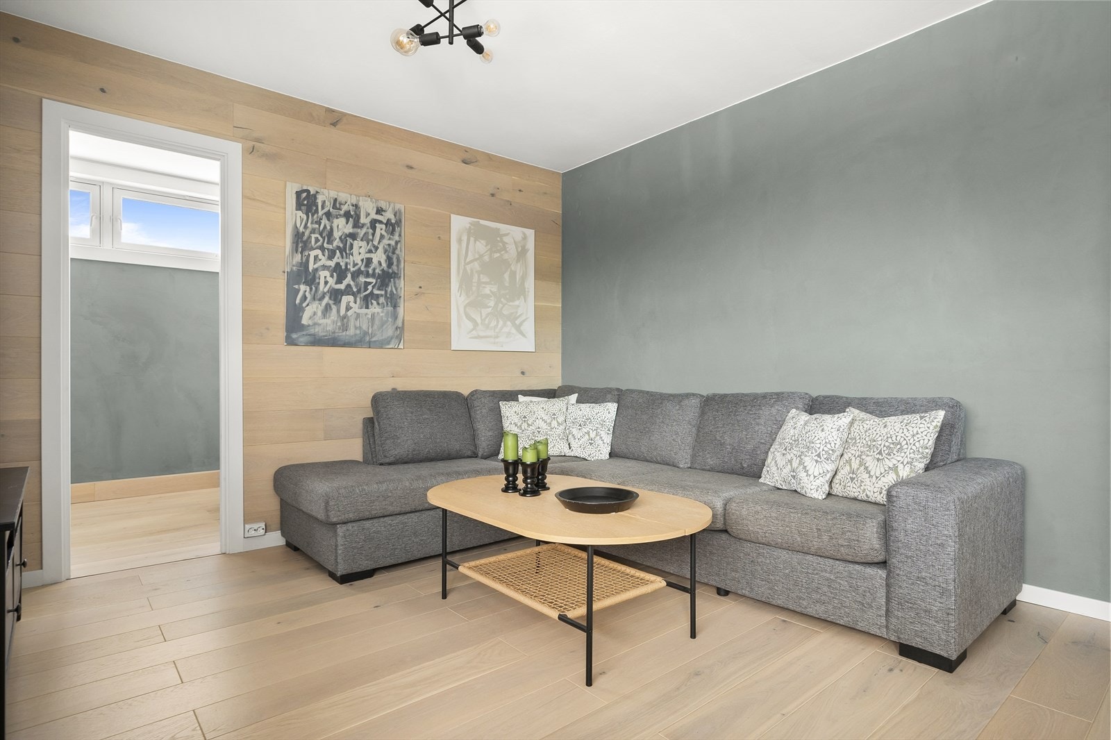 I stuen er det god plass til sofagruppe med tilhørende sofabord og tv-møblement. Galleribilde