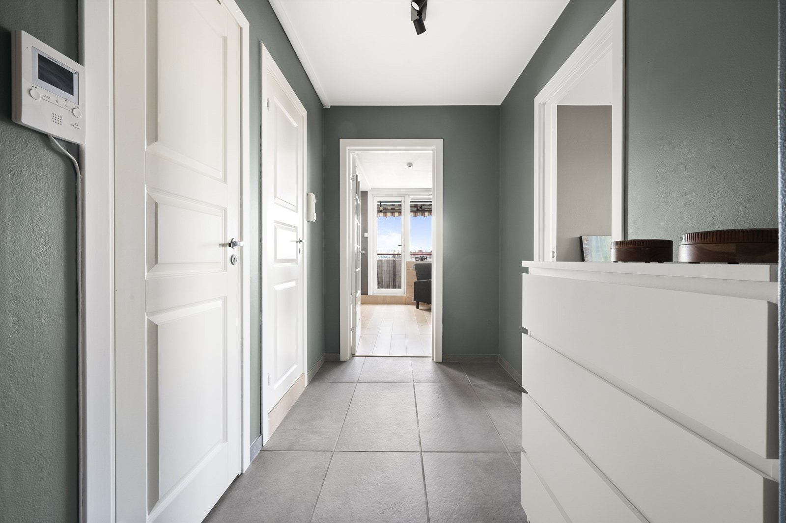 I gangen er det plass til knagger og skohylle for oppbevaring av sko og yttertøy. Galleribilde