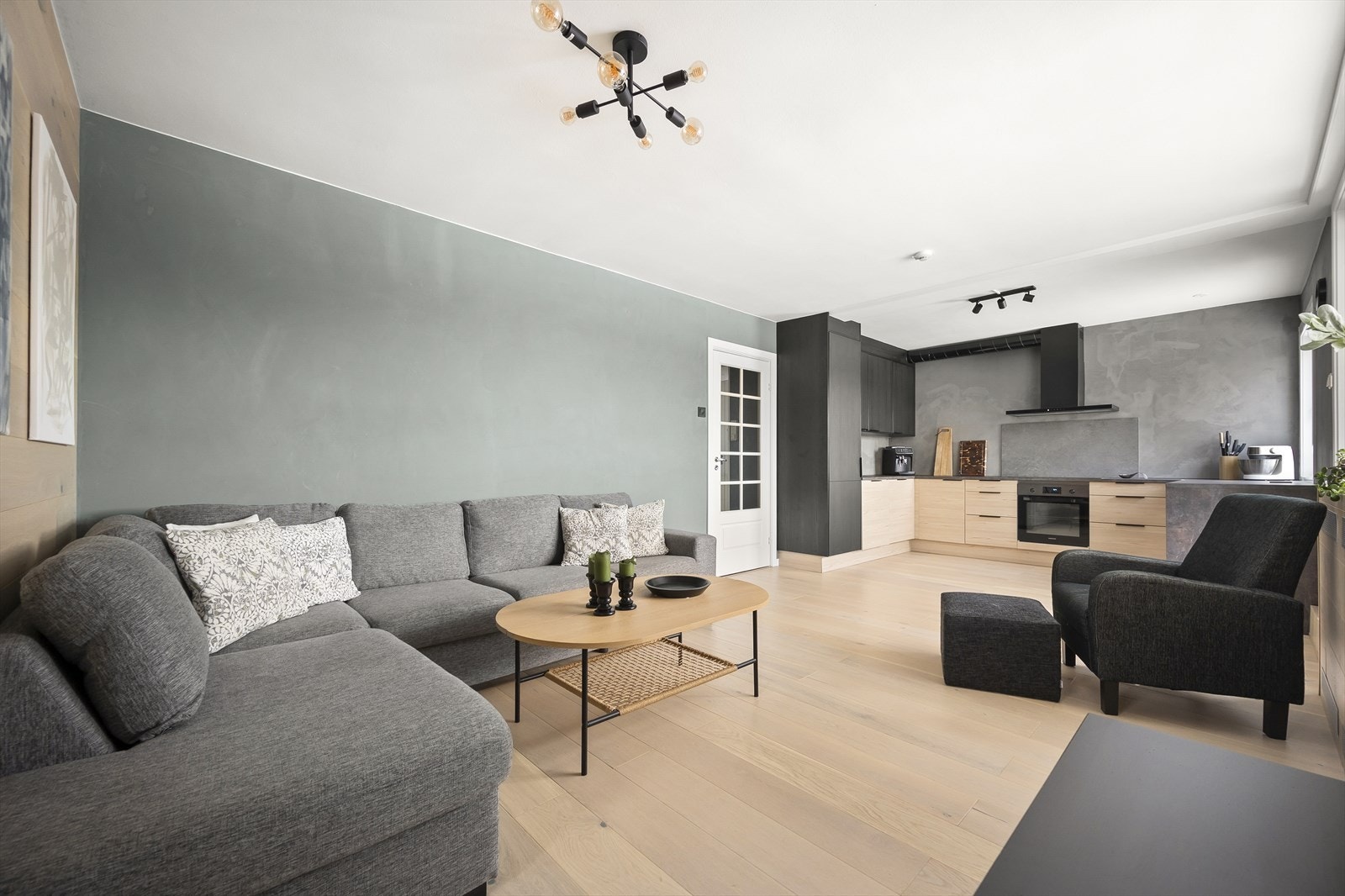 Overflatene er stilrene med en-stavs parkett og lune fargevalg. Takhøyden i stuen ble målt til 2,46 meter. Galleribilde