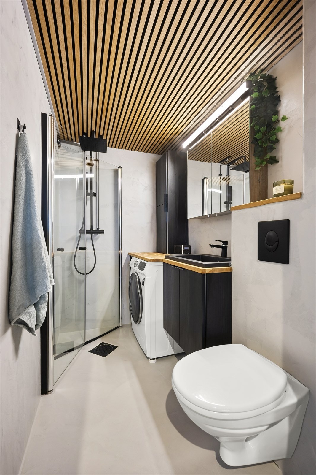 Rålekkert bad oppgradert i 2023 med mikrosement på overflatene og ny, moderne innredning. Galleribilde