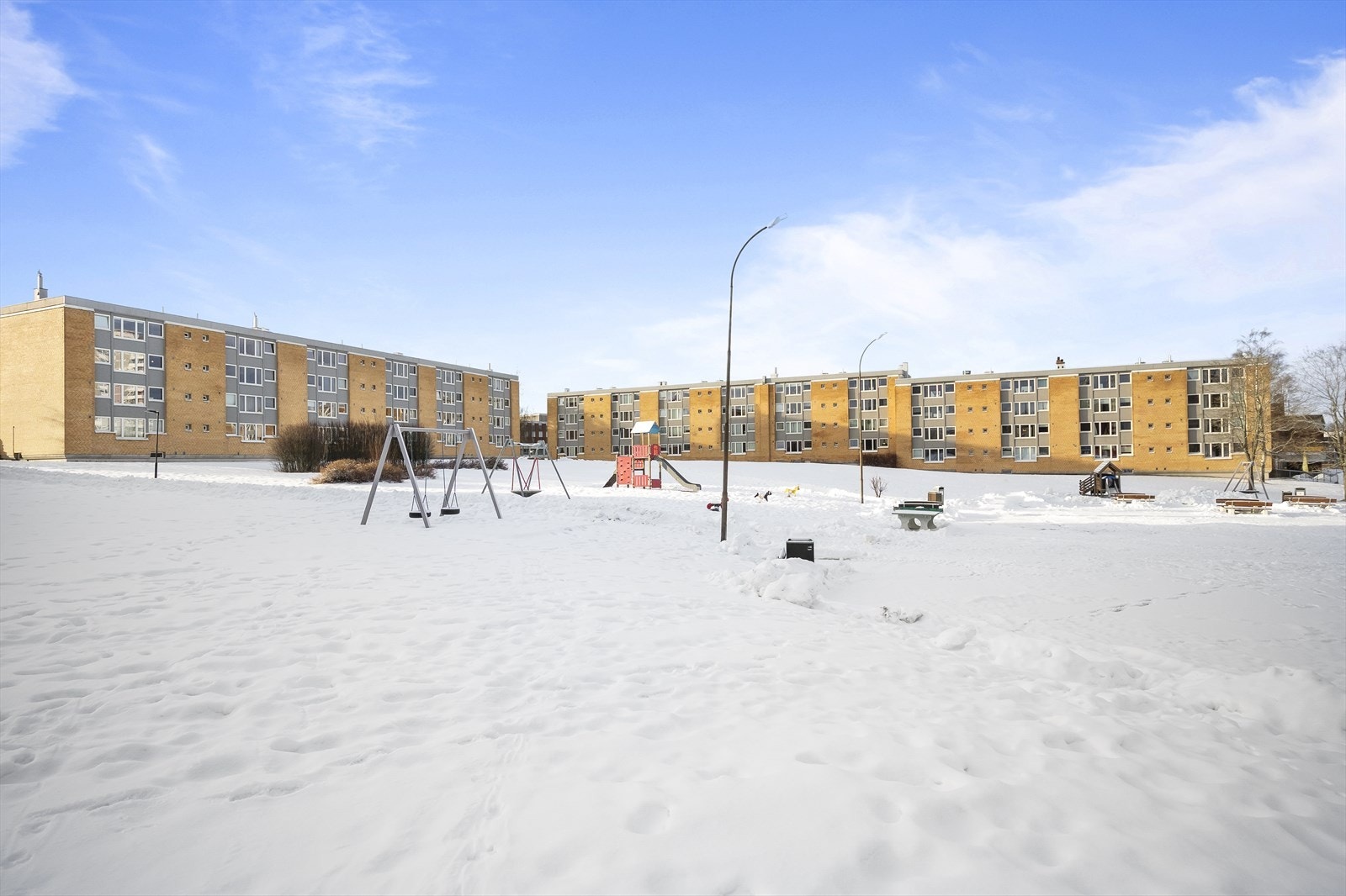 Borettslaget har stor, pent opparbeidet tomt med plen, lekeplass og sittegrupper. Galleribilde