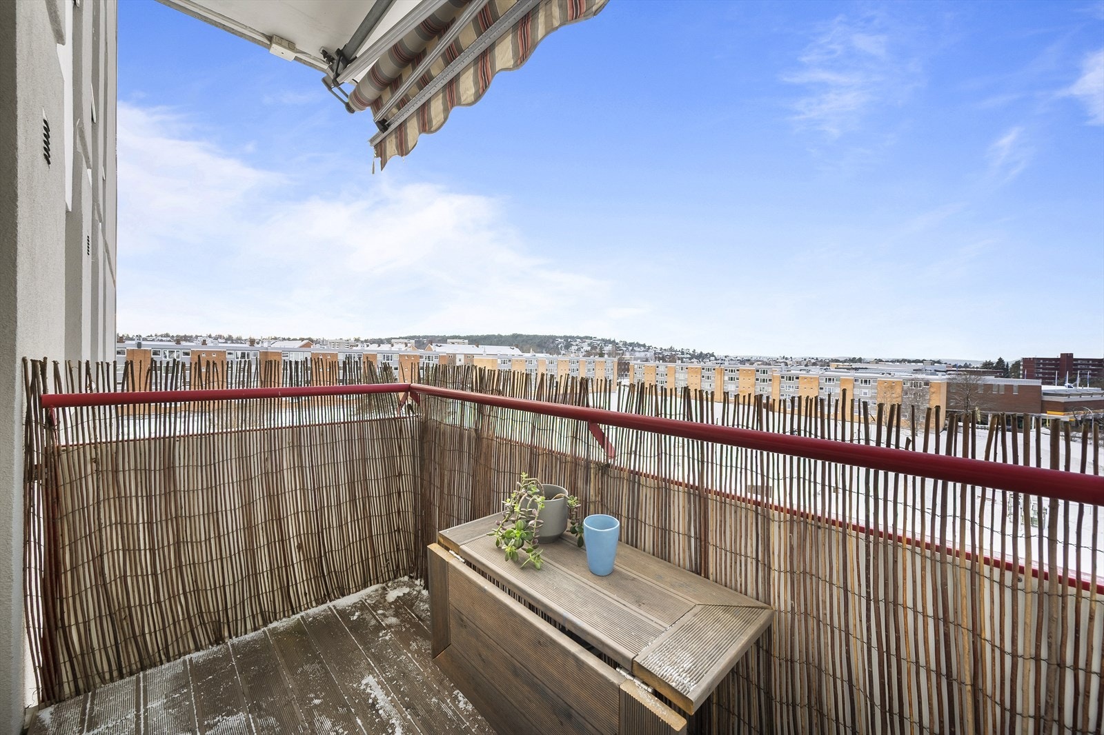 Fra stuen er det utgang til en solrik, nordvestvendt balkong på 3 kvm. Galleribilde