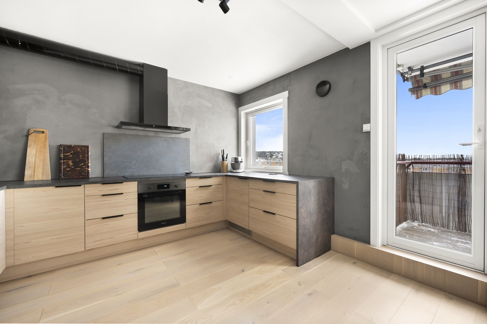 Rommet har store vindusflater og balkongdør som sikrer godt innslipp av naturlig lys. Galleribilde