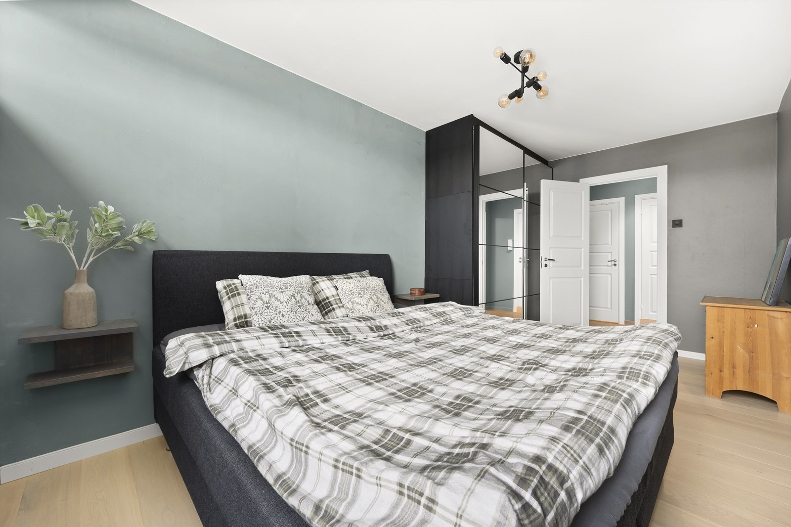 Rommet har stort vindu som sikrer godt med lys og luft, og er malt i behagelige fargetoner. Galleribilde