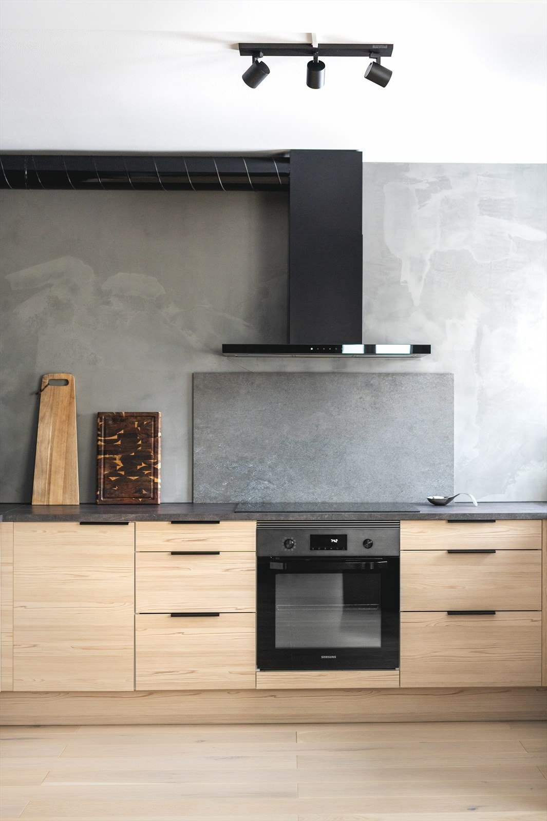 Det er godt med lagringsplass i både skap og skuffer. Kullfilterventilator over kokeplassen. Galleribilde