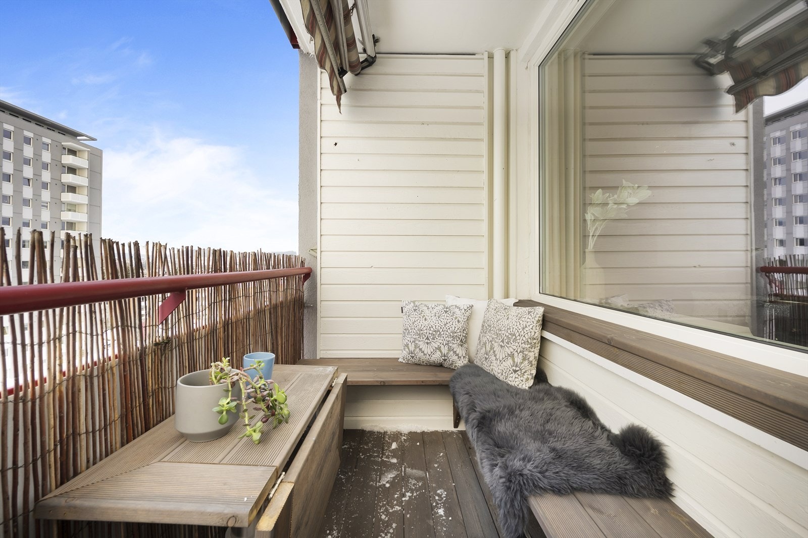 På balkongen er det plassbygd sittebenk og praktisk bord. Det er montert markise. Galleribilde