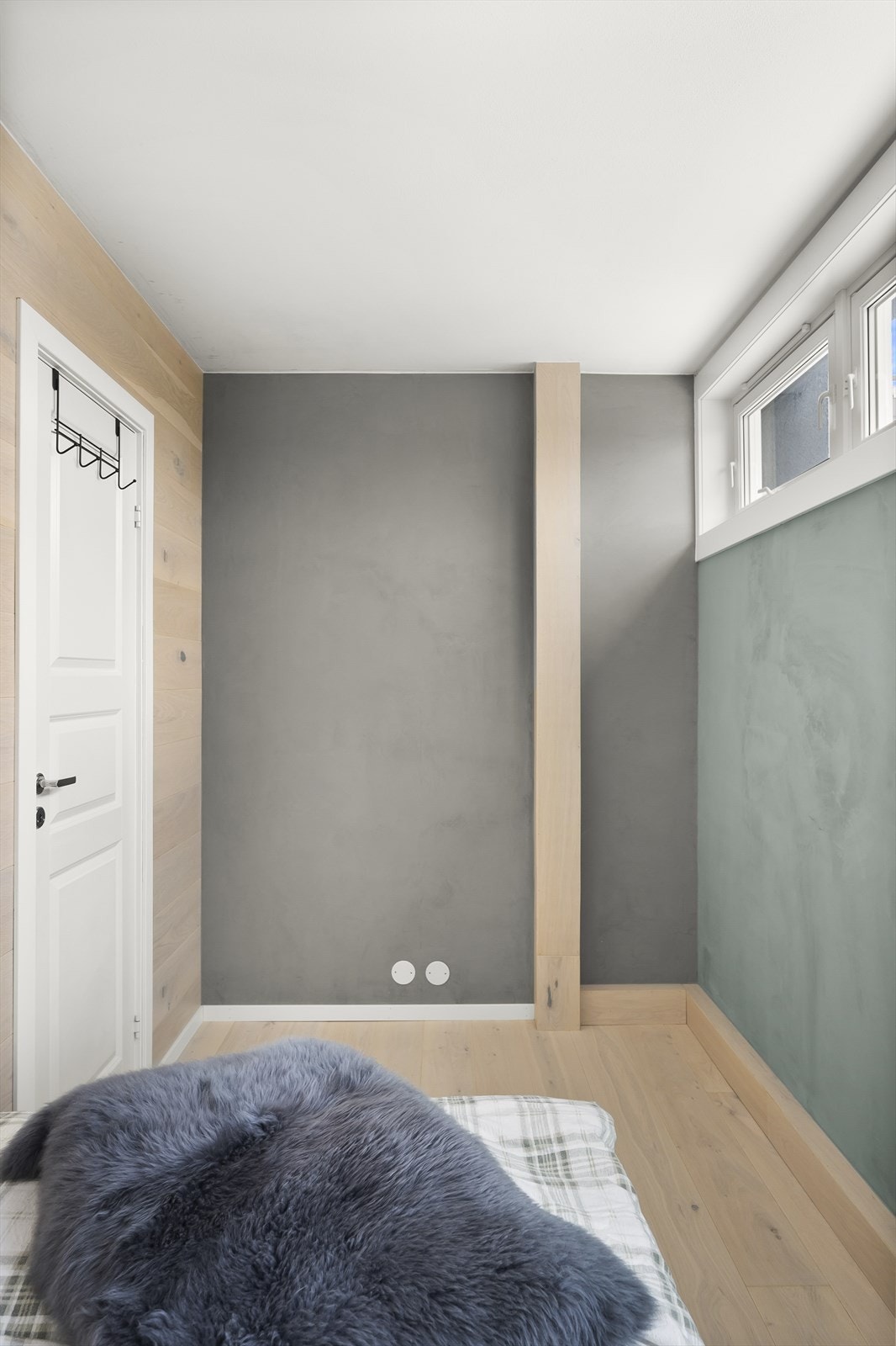 Her er det plass til seng, skrivepult og skap/kommode. Galleribilde