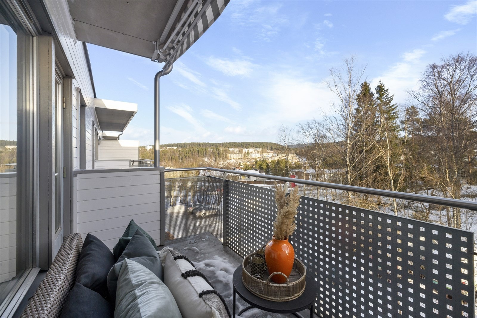 Balkongen er på 7 m² og har formiddagssol Galleribilde