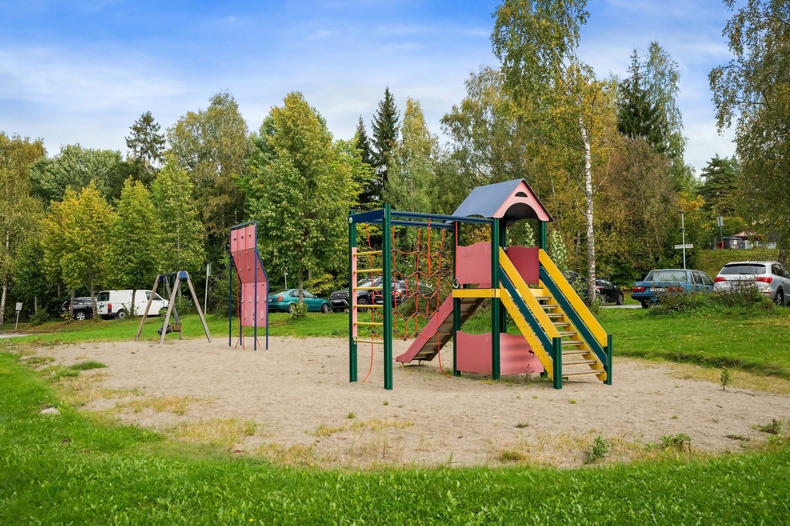 Borettslagets fellesarealer er pent opparbeidet med asfalterte internveier, sittegrupper og plen. Videre er det felles lekeplass i umiddelbar nærhet. Galleribilde