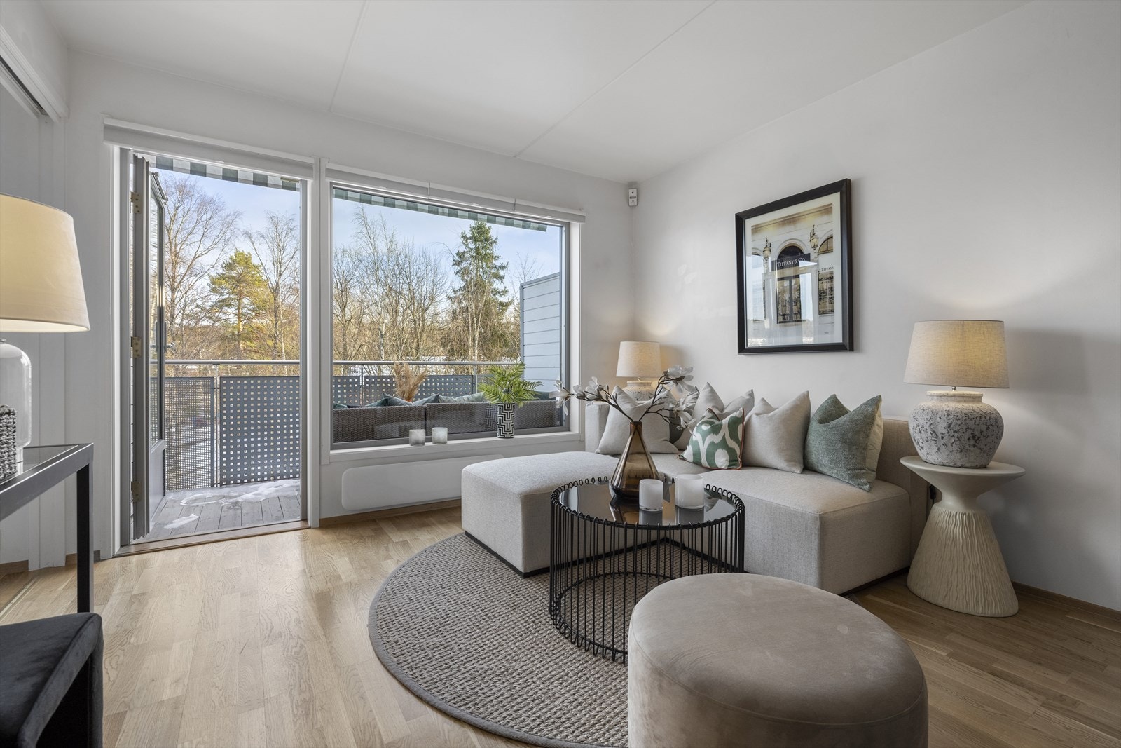 Store vindusflater mot øst slipper inn mye naturlig lys og skaper en god atmosfære i rommet. Galleribilde