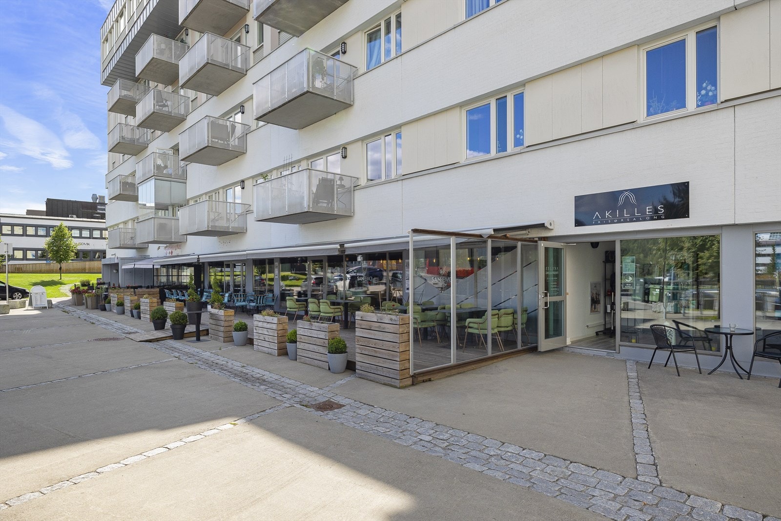 Nærområdet består av flere hyggelige spisesteder Galleribilde