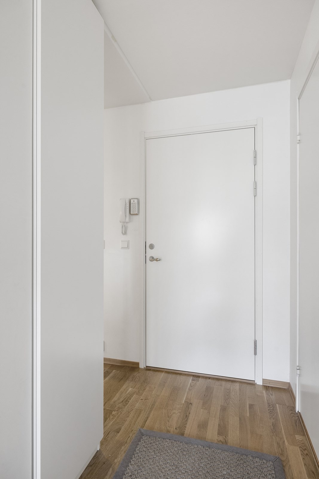 Velkommen inn - her ønskes du velkommen inn i entré med plass til å henge fra deg ytterklær og oppbevaring av sko i medfølgende garderobeskap. Galleribilde