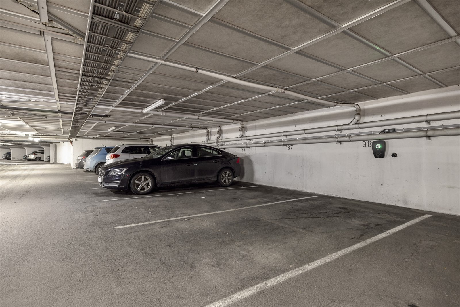Leiligheten disponerer parkeringsplass nr. 38 i felles garasjeanlegg, det er etablert lader til EL-bil på plassen. Borettslaget har gjesteparkeringer mot digital registrering. Galleribilde