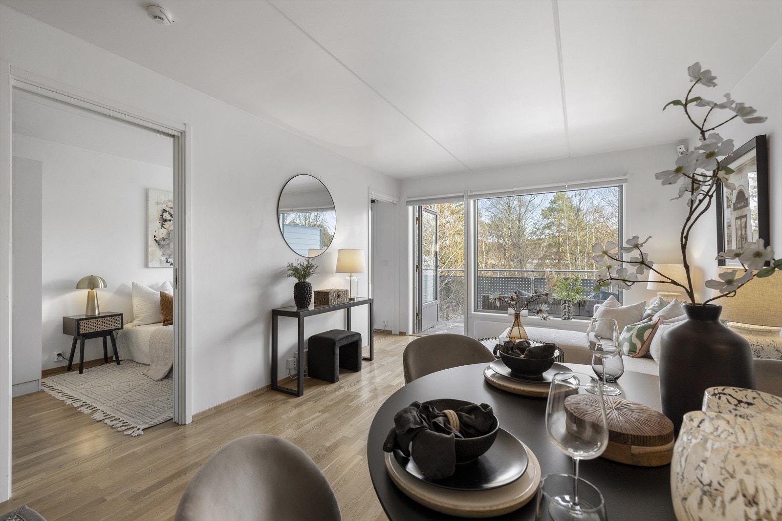 Stuen har plass til både sofagruppe og spisebord med tilhørende møblement. Galleribilde