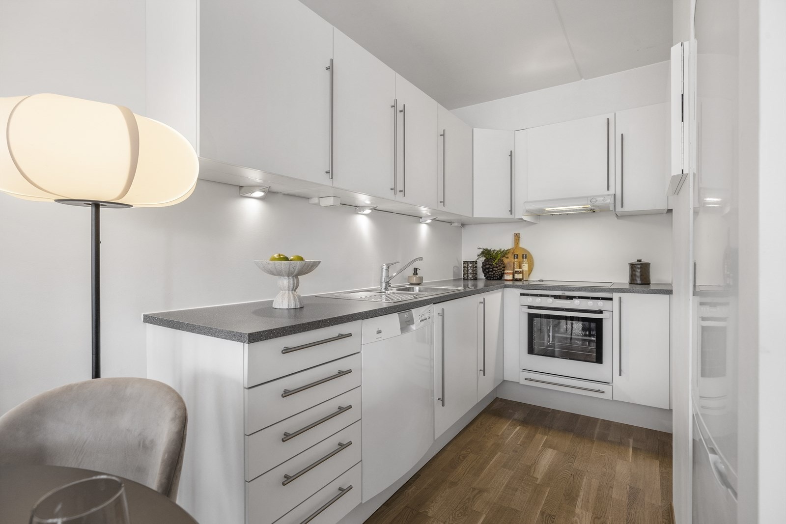 Kjøkken med slette fronter og laminat benkeplate med nedfelt vask. Galleribilde