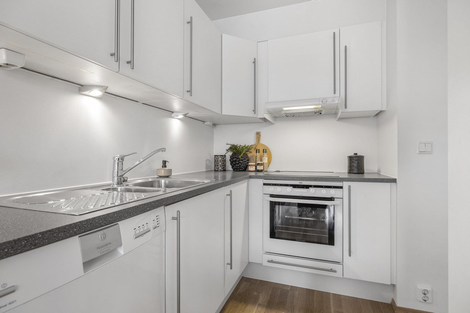 Kjøkkenet er innredet i en praktisk form og har godt med skap- og benkeplass. Galleribilde