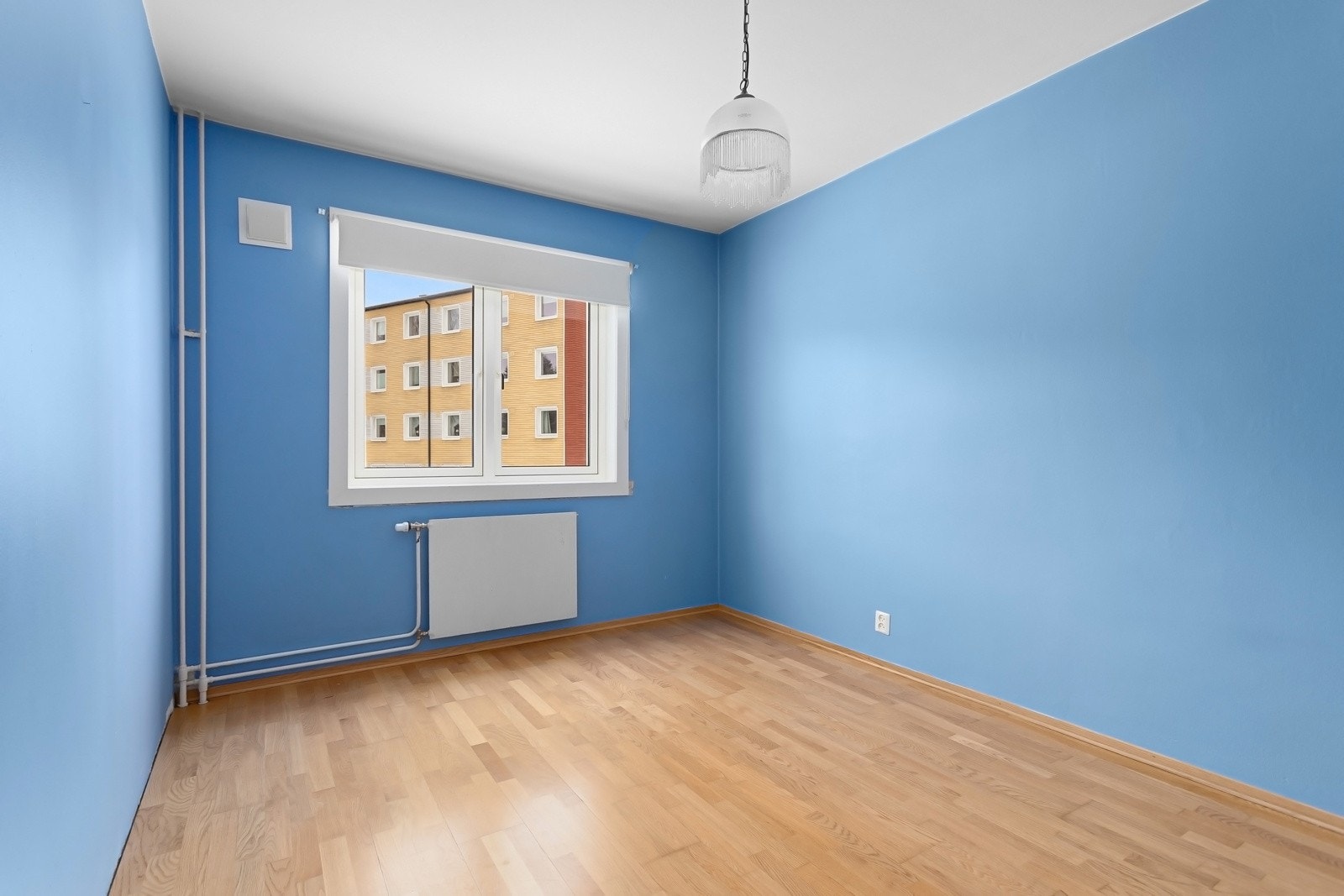 Boligen inneholder et soverom som har fine lysforhold Galleribilde