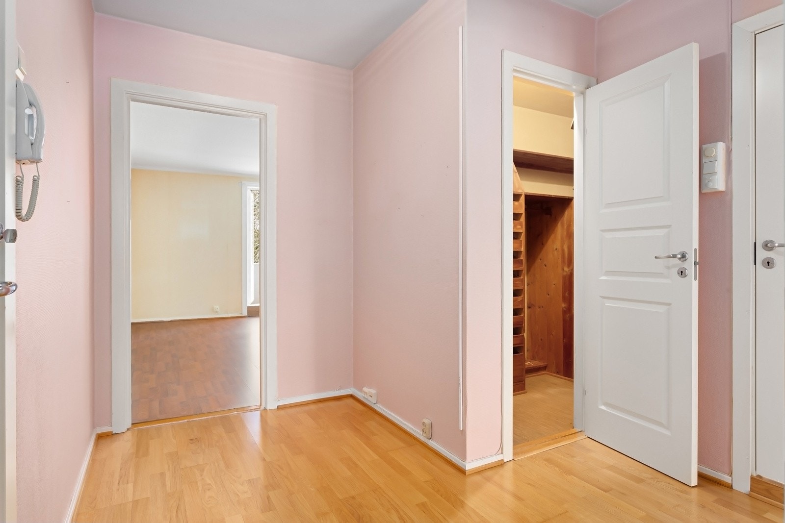 Entré med god plass til sko og oppheng av ytterklær i walk-in-garderobe Galleribilde