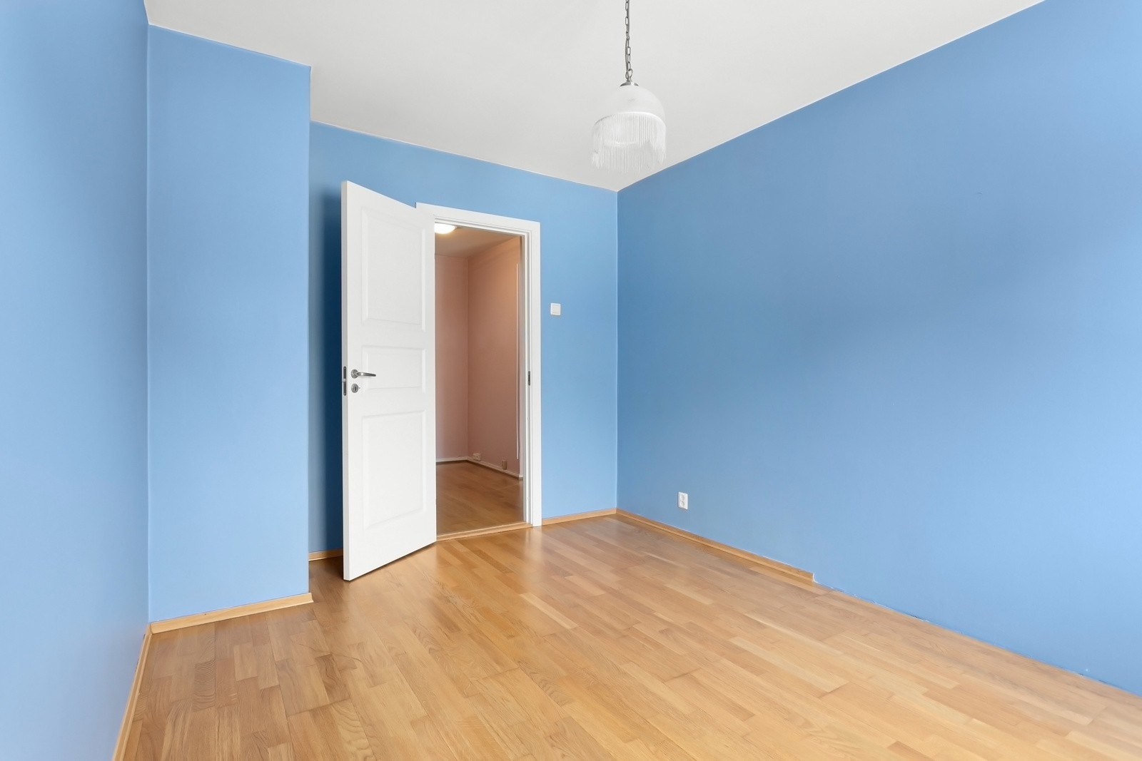 Hovedsoverommet har god plass til dobbeltseng og garderobe med mye plass Galleribilde