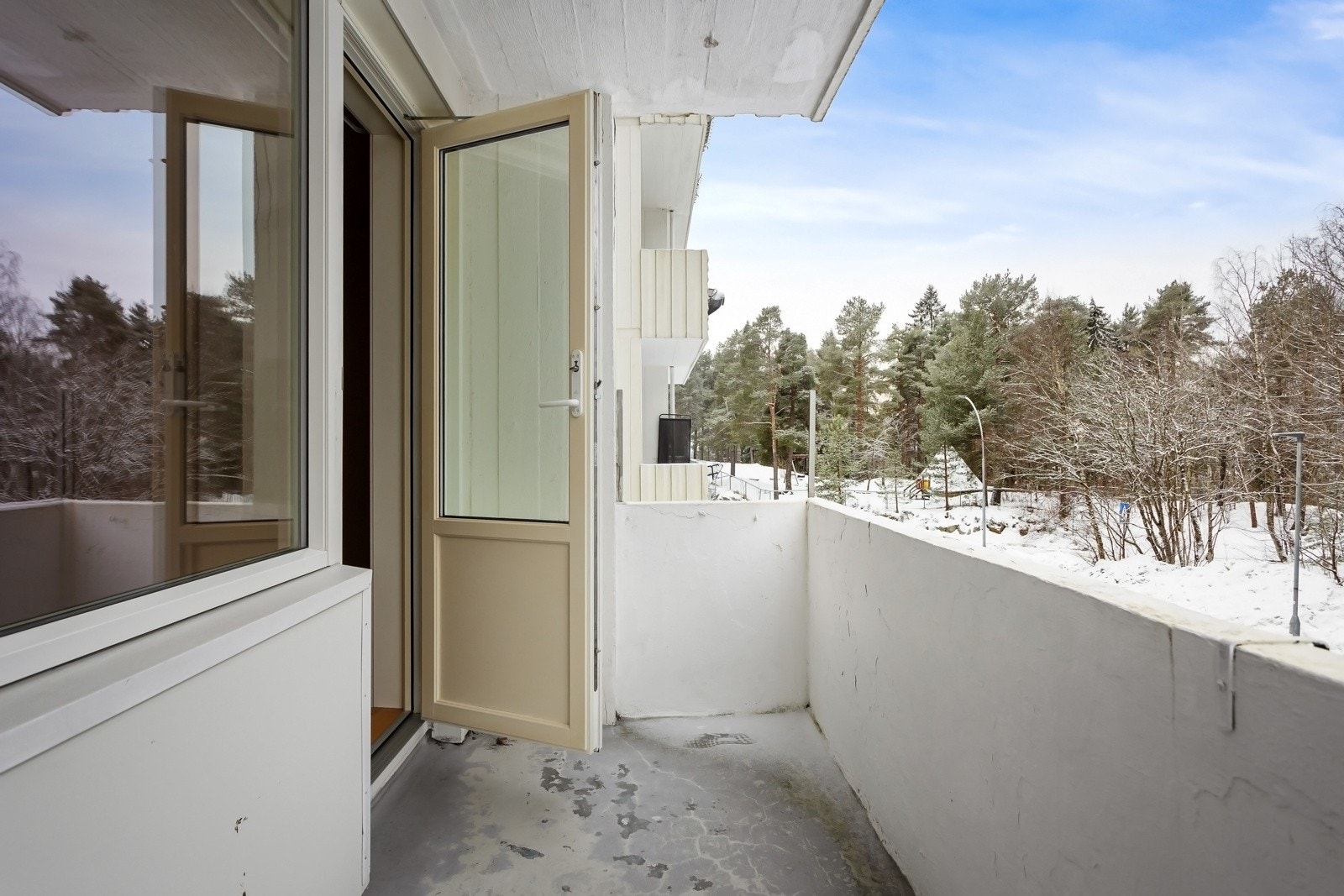 Stue med utgang til overbygget nordvestvendt balkong på ca. 4 m² Galleribilde