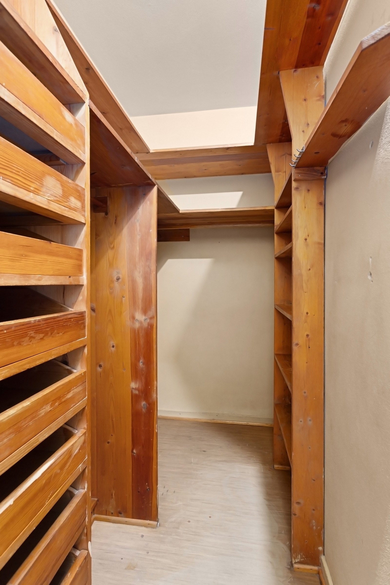 Romslig kott/walk-in-garderobe Galleribilde