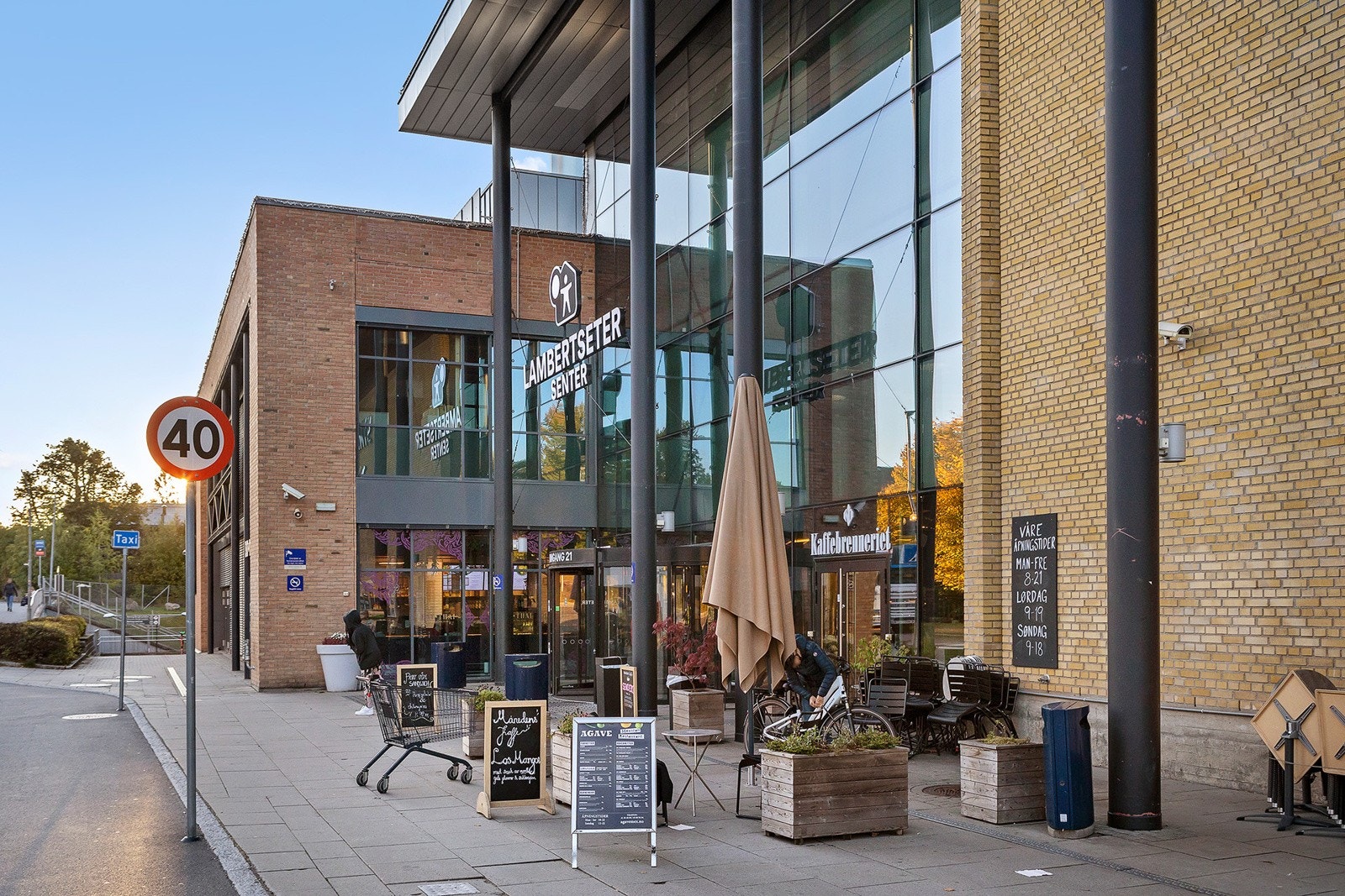 Lambertseter senter i kort avstand fra leiligheten. Et moderne senter med ca. 70 butikker samt egen kino (Symra). Her finnes bl.a. vinmonopol og bibliotek m.m Galleribilde