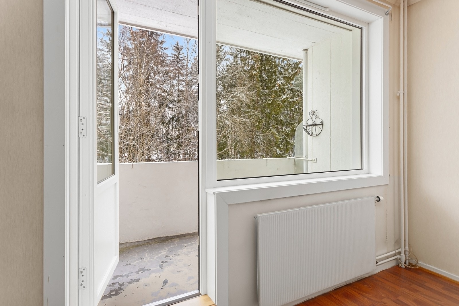 Balkongen vender mot nord- vest med hyggelig utsyn uten gjenboere Galleribilde