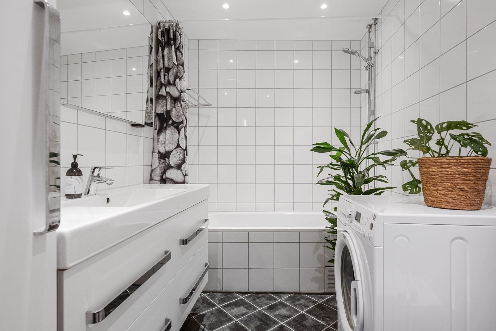 Badet ble pusset opp i 2015 i lyse farger og har.. badekar! Sjelden luksus i Oslo. Galleribilde