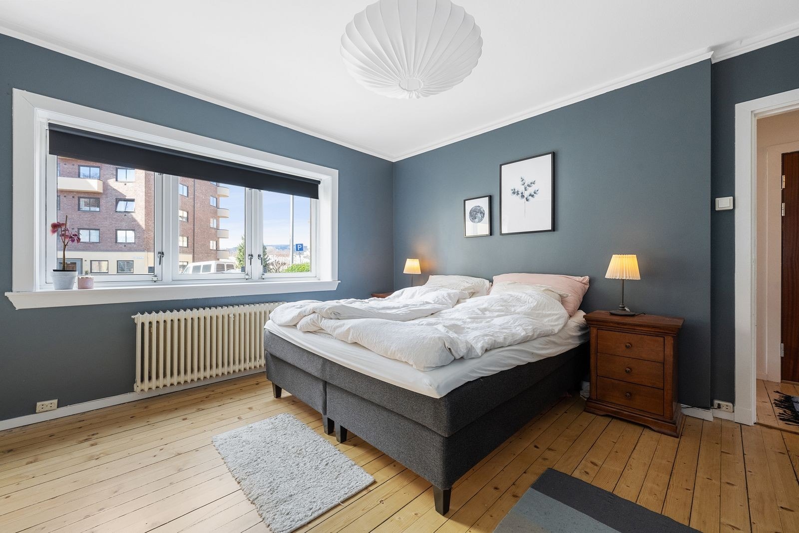 Hovedsoverommet er av god størrelse, og har god plass til både ønsket seng og tilhørende nattbord. Galleribilde
