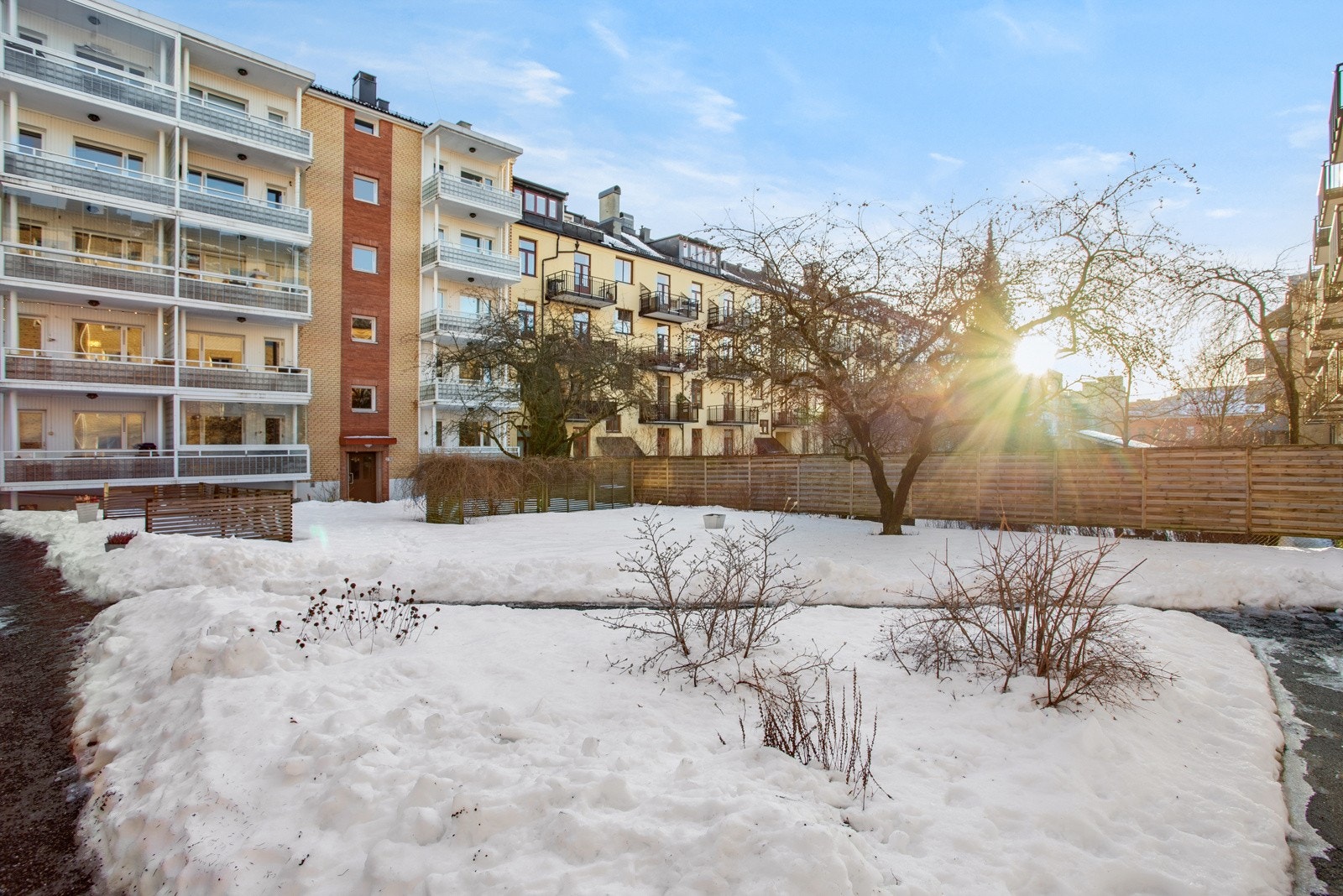 Borettslaget har pent opparbeidede fellesarealer som er frodige på sommerhalvåret. Galleribilde