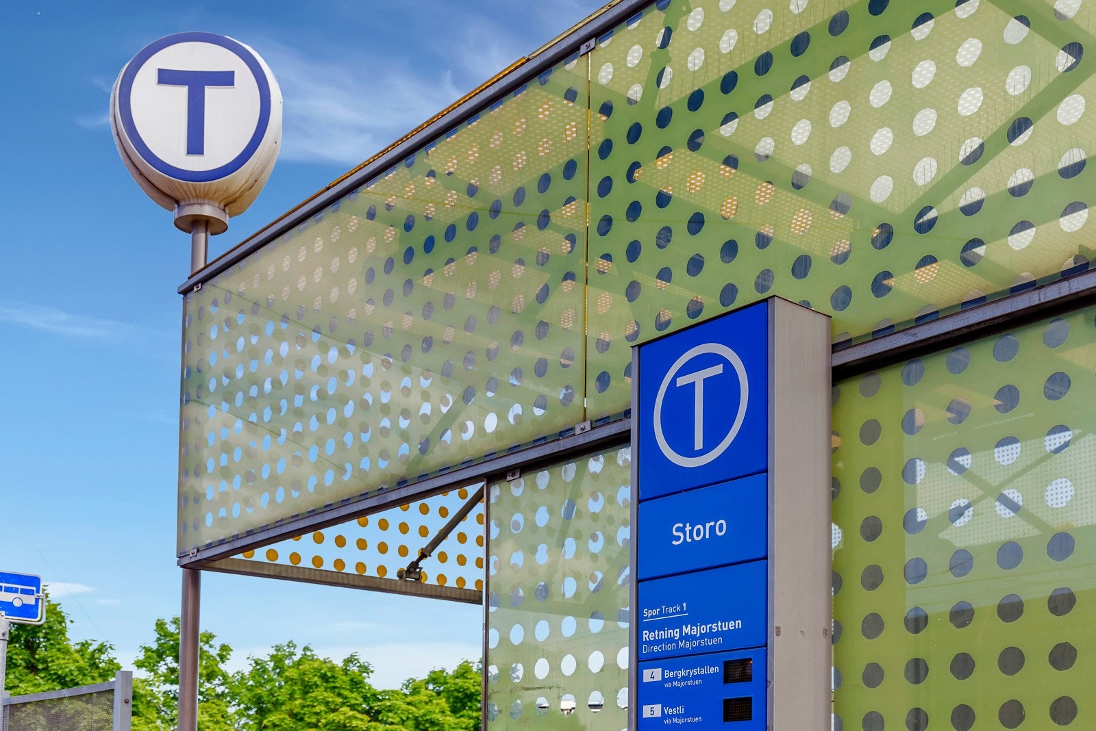 Kort vei til off. kommunikasjon med trikk, buss og T-bane. Galleribilde